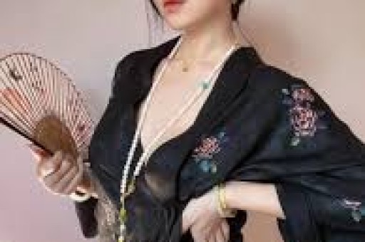 网红司晓迪直播骂白鹿“素颜普通、媚男看不起人”！评论区翻车连闺蜜都拆台蹭热度翻车最快的一次
