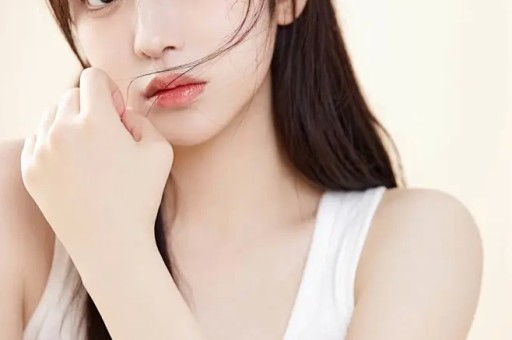 胡杏儿老公李乘德夜店搂抱事件后离婚生日照曝光！胡杏儿曾遗憾认识老公太晚