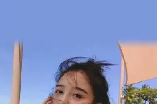 刘恺威新恋情曝光女方胸挺翘两人十指紧扣坦荡与路人互动